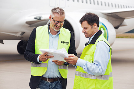Andr&eacute;s Heinmann (M&uuml;nster/Osnabr&uuml;ck Airport, right) and Holger Sander (Pro Sky) coordinate the flight planning -Picture: Pro SkyAG/ Tilman Schenk