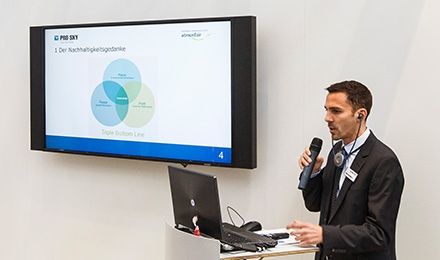 Daniel van B&uuml;hren describes the new CO2 calculator at the IMEX - Foto: GCB