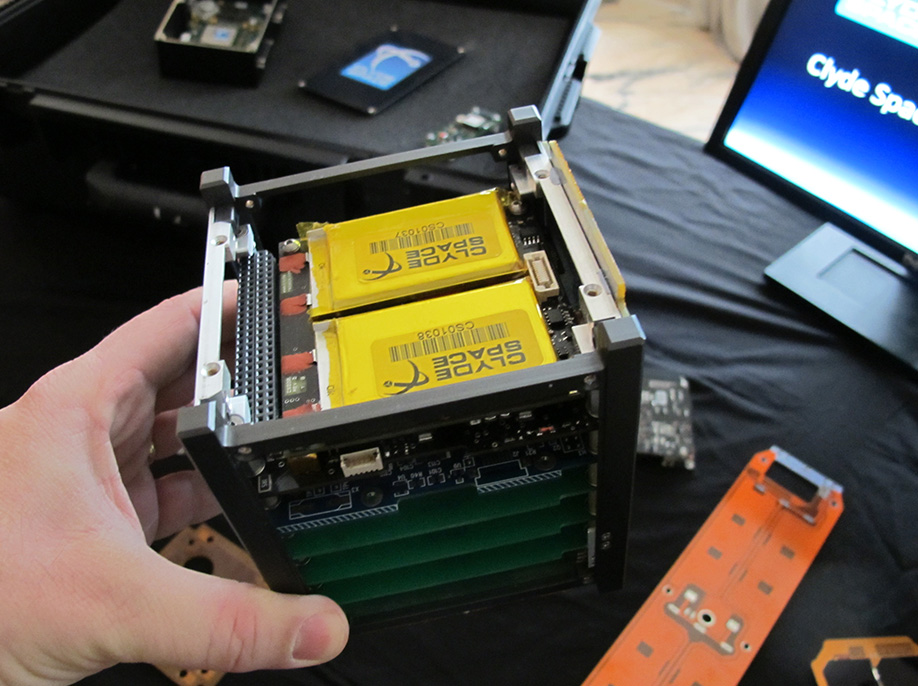 Um CubeSat aberto &ndash; Foto da wikipedia