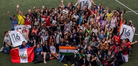 Pro Sky fliegt Jugendliche zum Toleranz-Turnier nach Köln