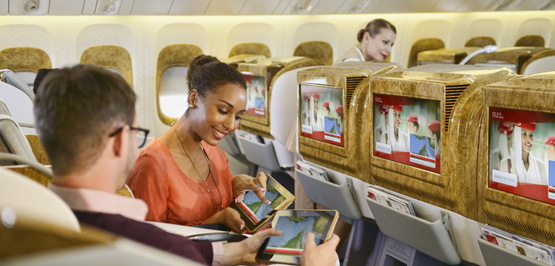 Grössere Flugzeuge. Längere Strecken. Und Emirates hat auch beim Inflight-Entertainment-Angebot eindeutig die Nase vorn.