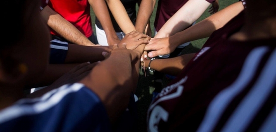 Pro Sky fliegt Jugendliche zum Toleranz-Turnier nach Köln