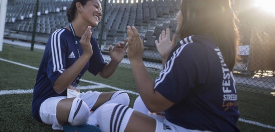 Pro Sky fliegt Jugendliche zum Toleranz-Turnier nach Köln