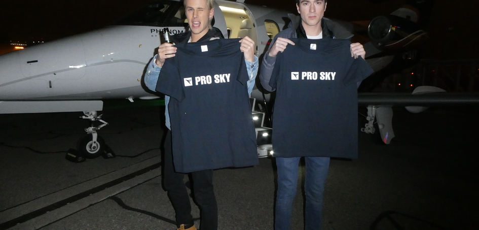 News: Unser Bild des Monats: Privatjetflug im Ofenbach-Style
