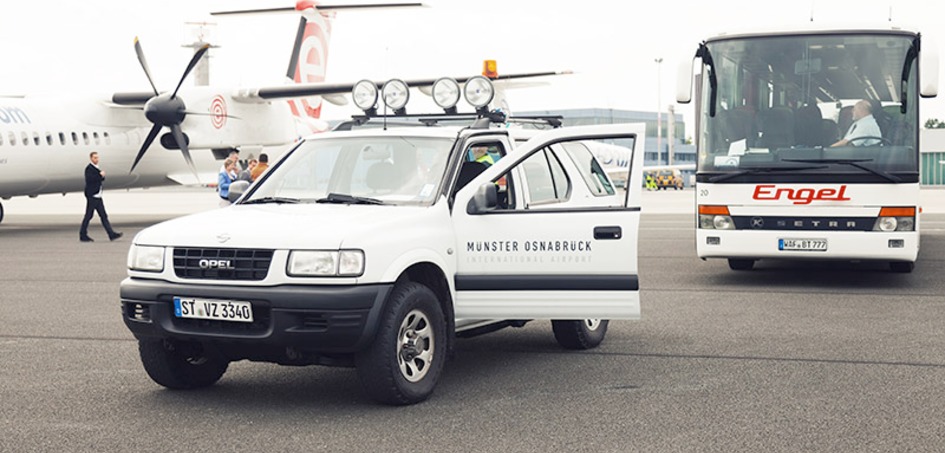 Flexible airport: Transfer buses take guests directly from the aircraft to the event  - Picture: PRO SKY AG/Tilman Schenk